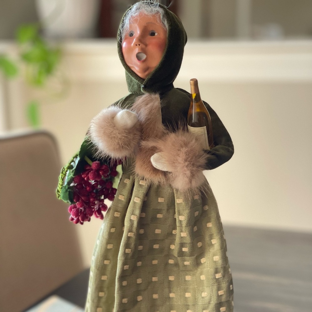 Byers Choice 2018 Wine Mrs Claus Caroler